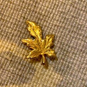 Vintage Gold Tone maple leaf pin